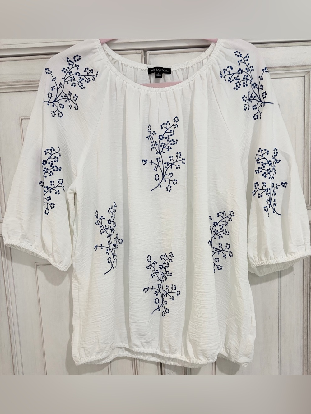 NWOT SZ L Ava & Grace White Peasant Tunic with Navy Floral Embroidery